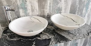 lavabi in marmo per bagno da appoggio colore bianco venato, lavabi di design rotondi