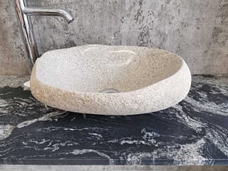 lavabo da appoggio da bagno ovale in pietra di fiume naturale colore bianco chiaro