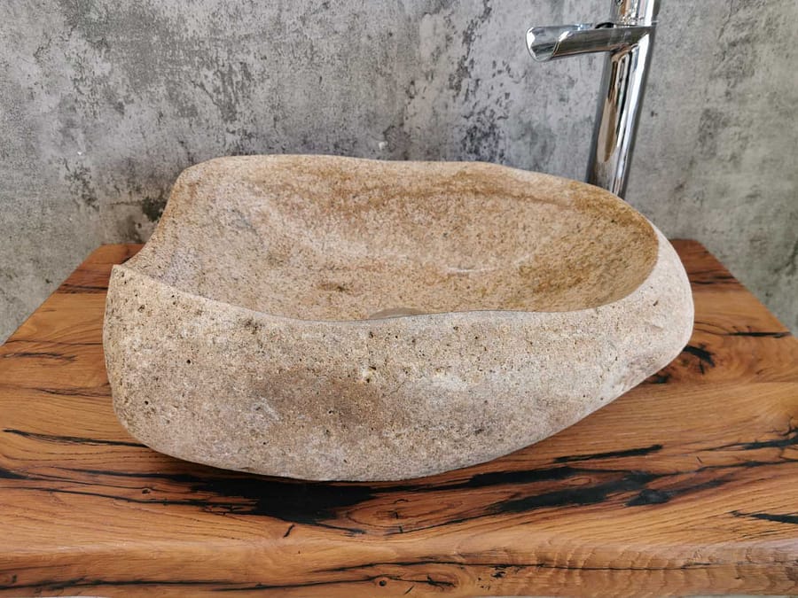 mobile bagno con mensola in legno antico abbinato con un lavabo da appoggio in pietra