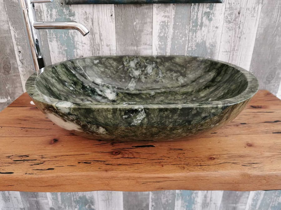 mensola bagno legno con un lavabo da appoggio in marmo verde