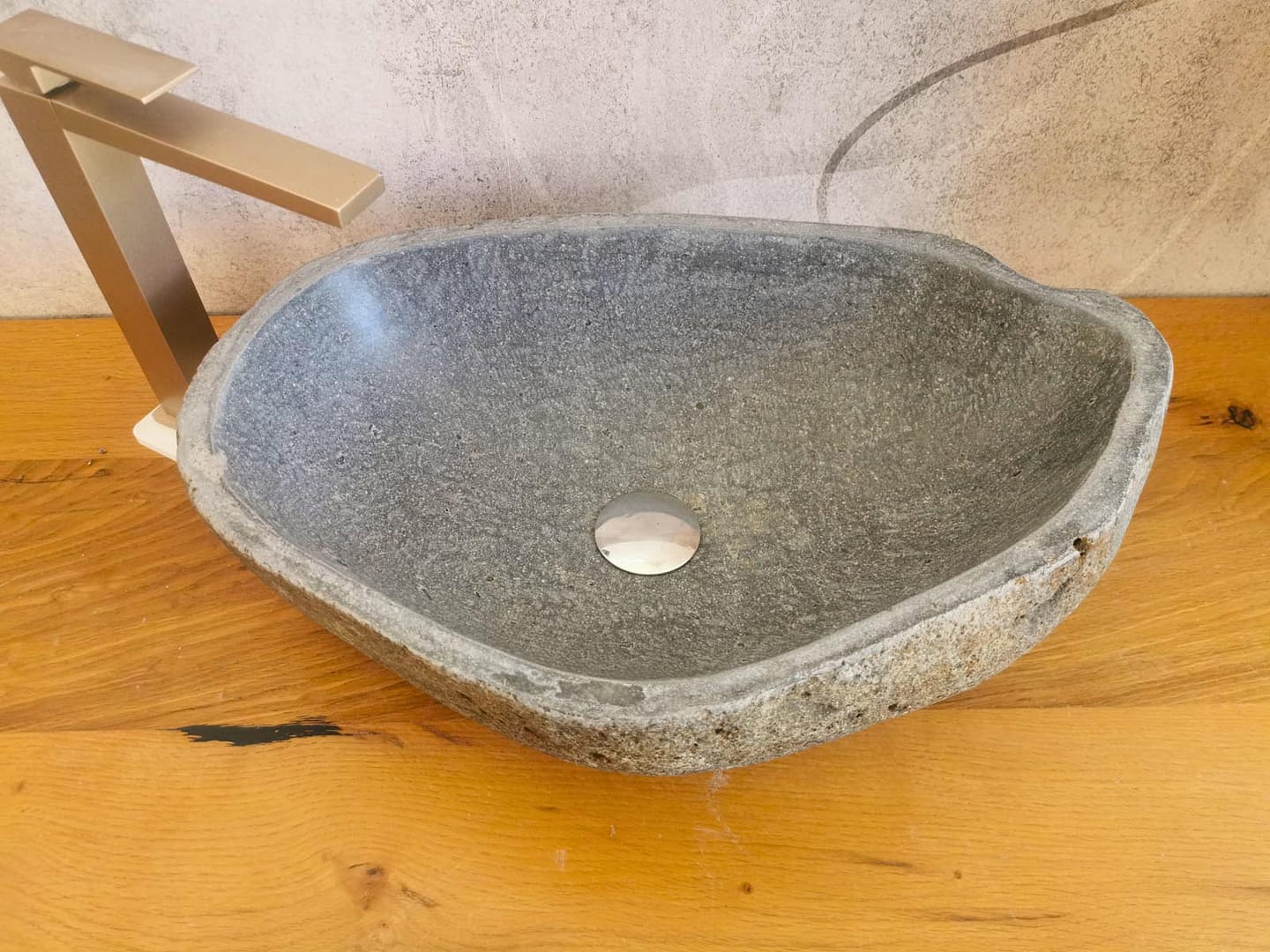 lavabo da appoggio grigio in pietra