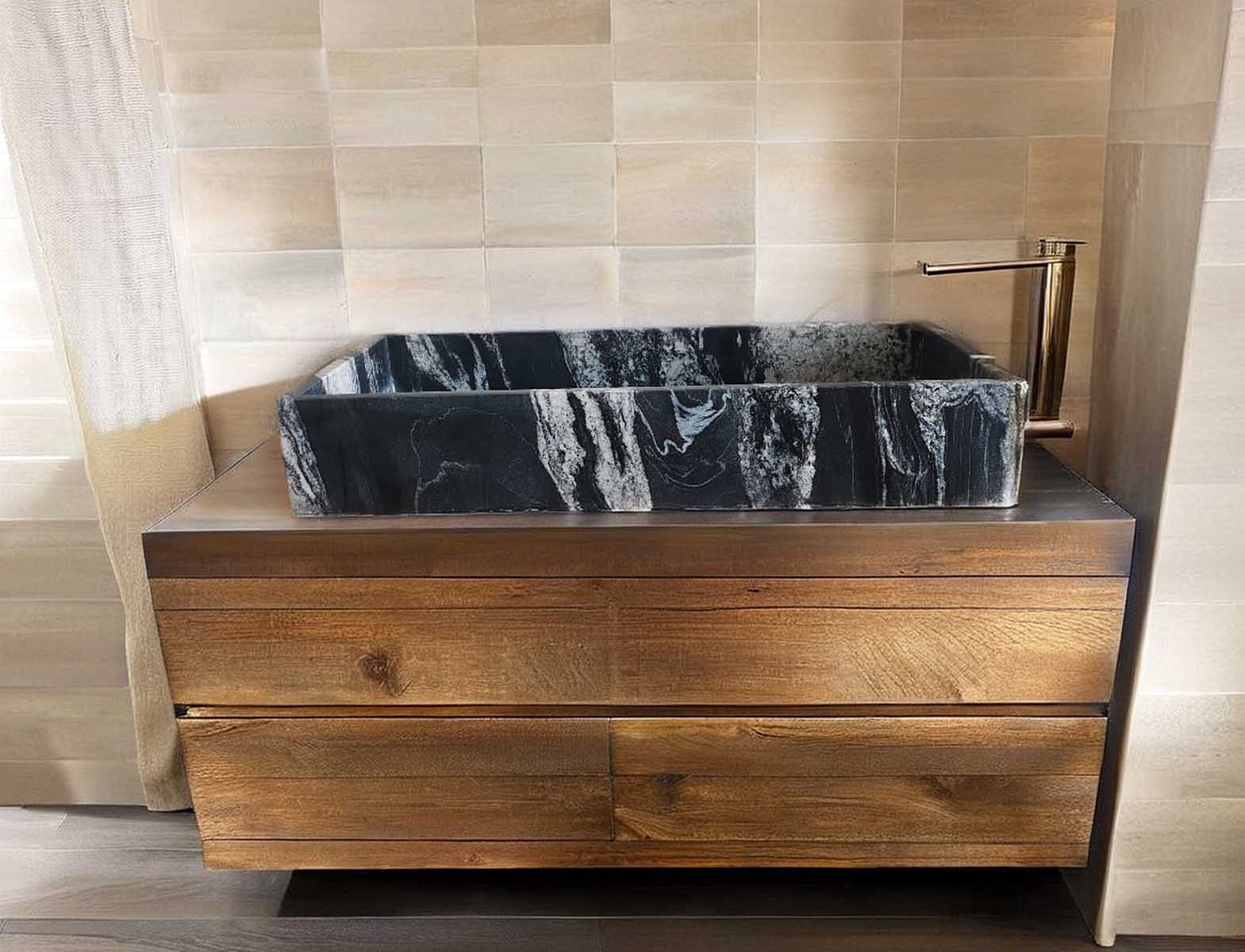 lavabo particolare in granito nero da bagno