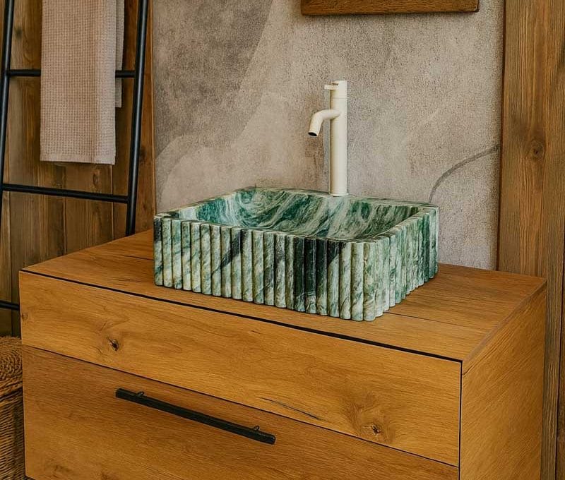 lavabo di design in marmo verde con scanalature