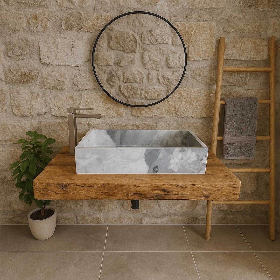 Lavabo artisanal en marbre posé sur plan de travail en pierre