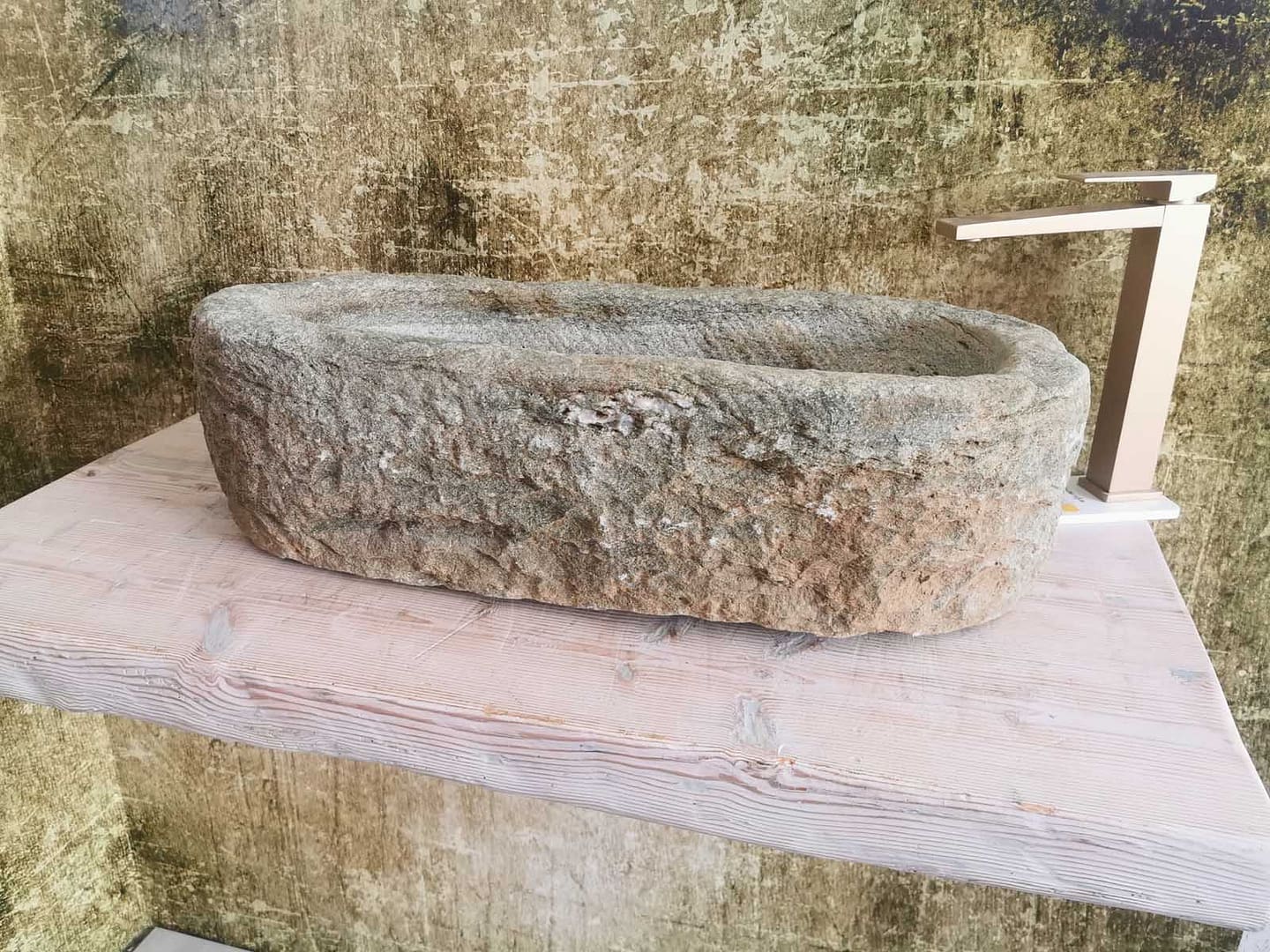 lavandino vecchio da appoggio grezzo