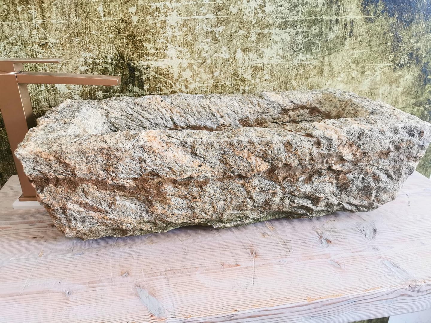 Vasque en granit ancien brut pour l&rsquo;extérieur