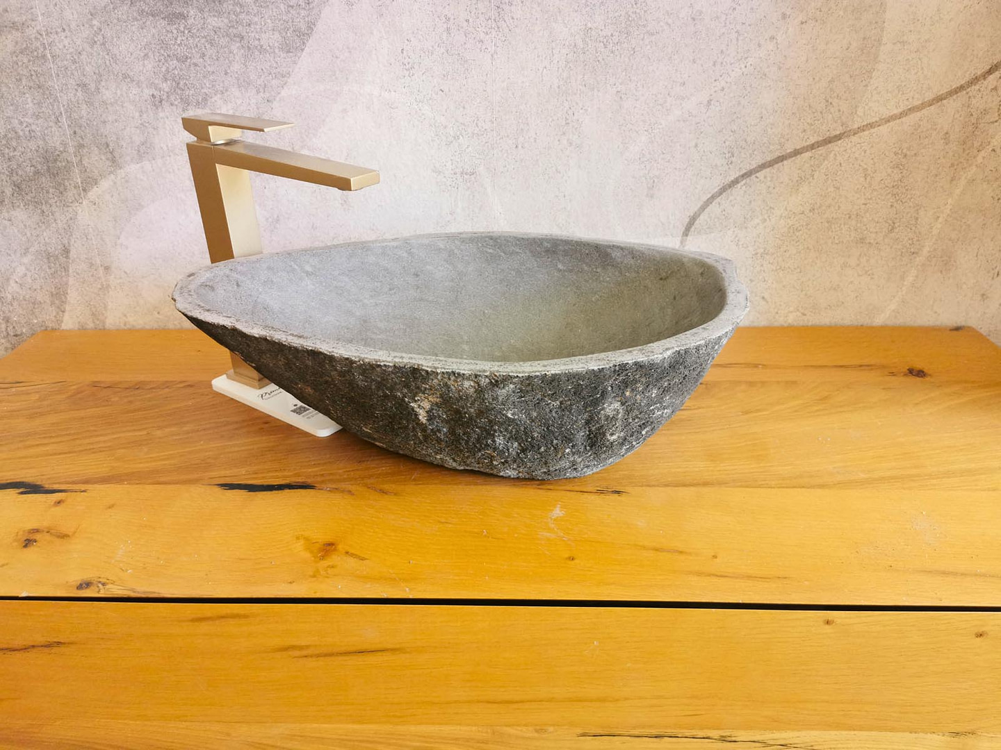 Foto reale di lavabo in pietra da bagno, perfetto per piani in legno, marmo o altri materiali naturali.