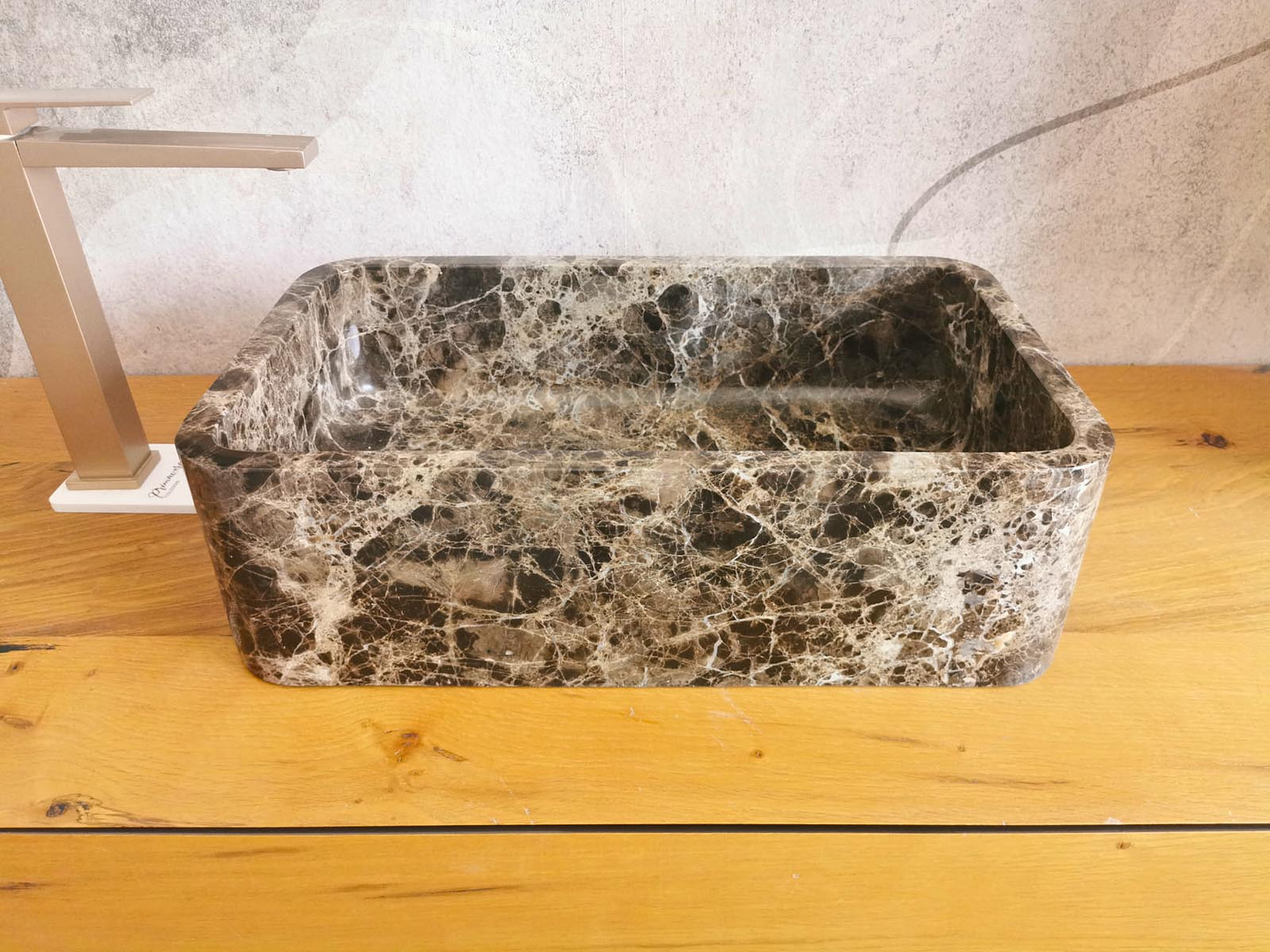 Lavabo da appoggio in Emperador Dark fotografato frontalmente, con forma rettangolare e finitura lucida.