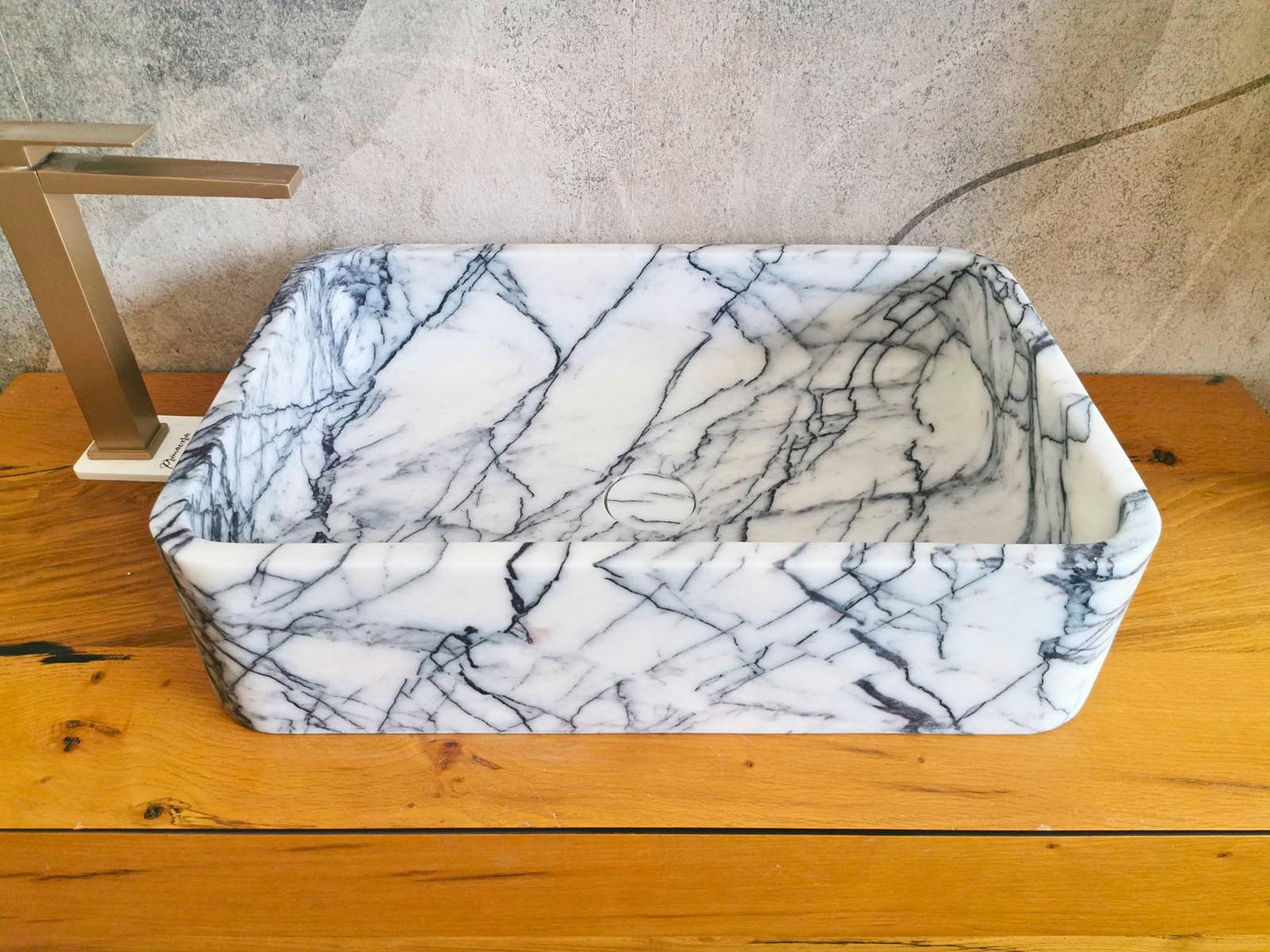Lavabo rettangolare Lilac osservato di tre quarti, con ampia vasca e superficie accuratamente levigata.
