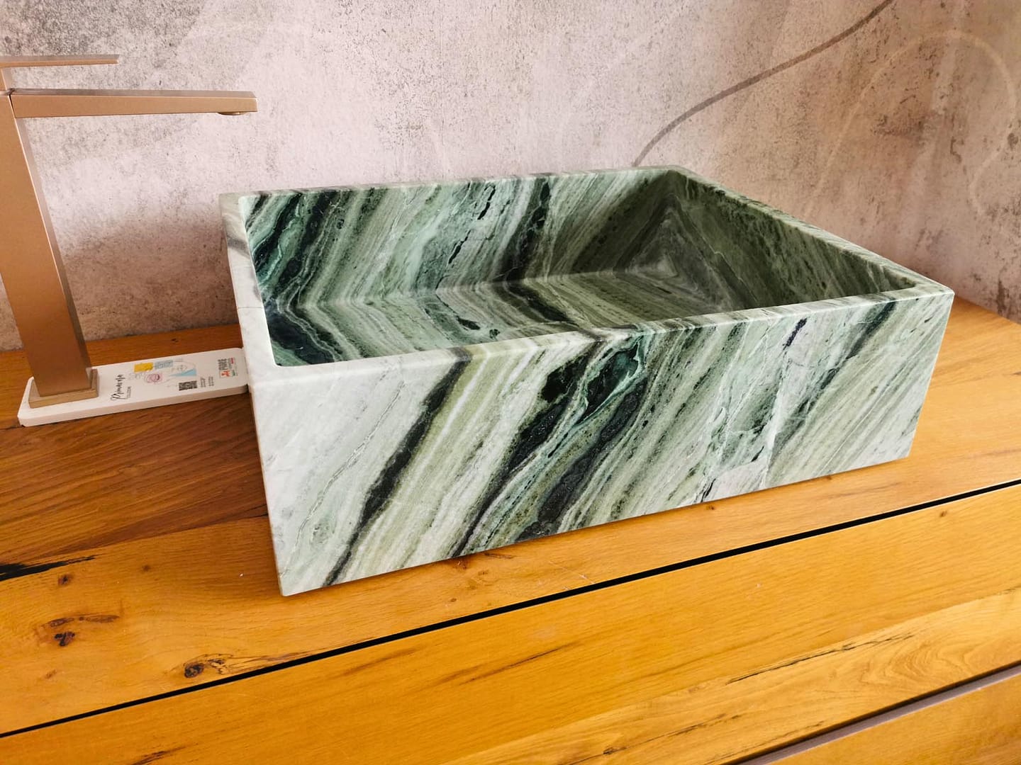 lavandino da appoggio di design colorato