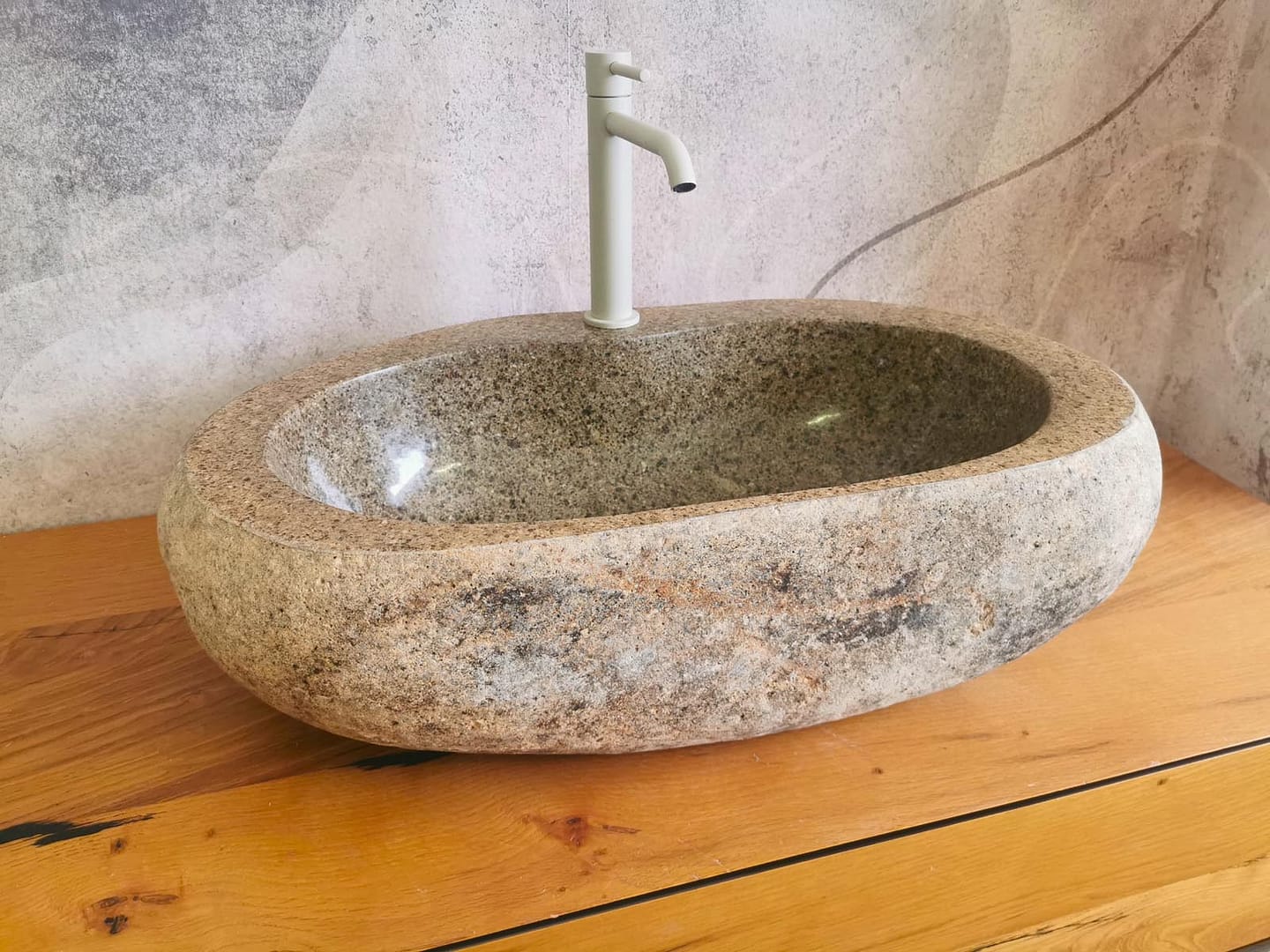 lavabo in pietra con foro per rubinetto