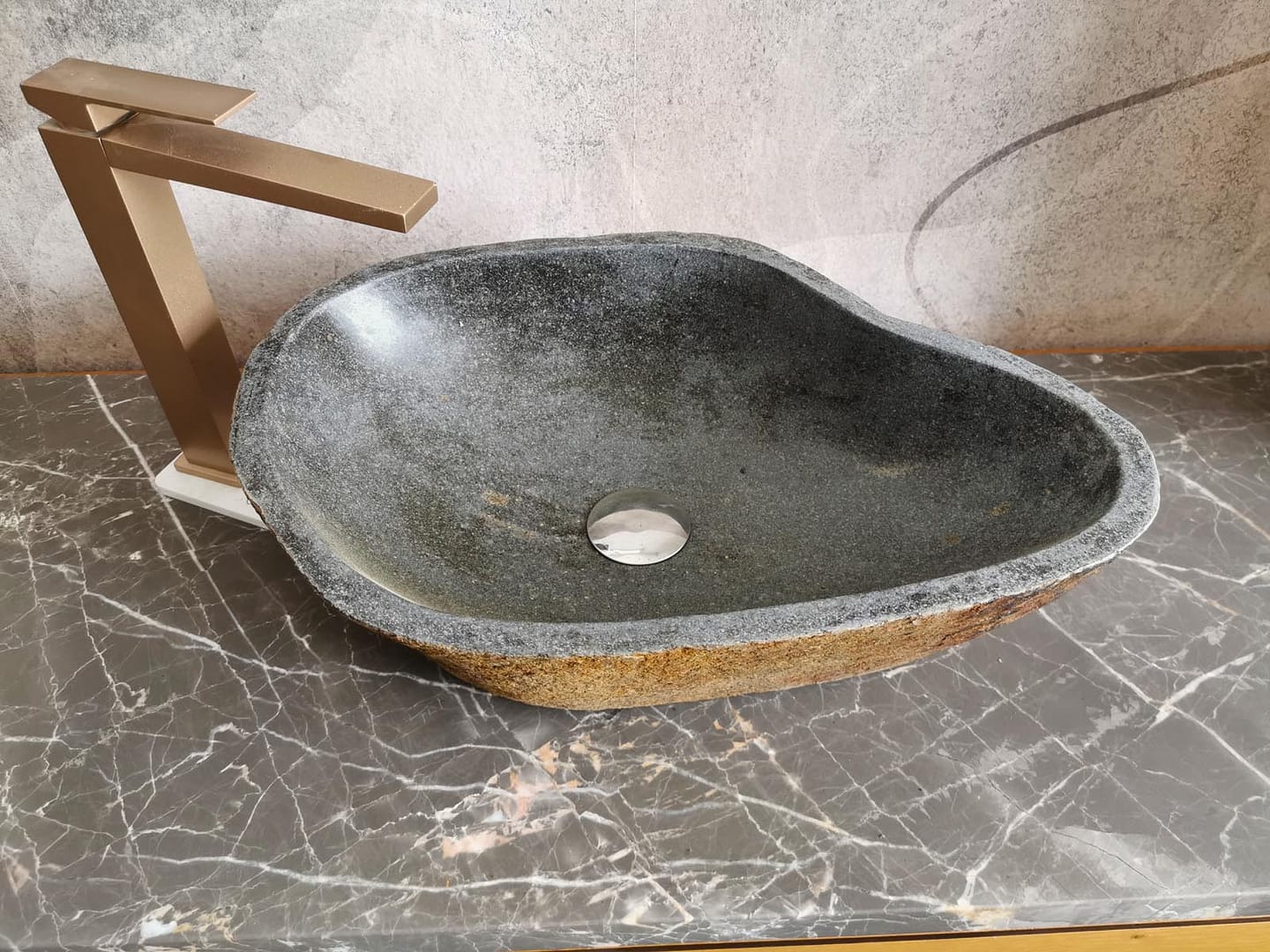 lavandini in pietra da appoggio per bagno moderno
