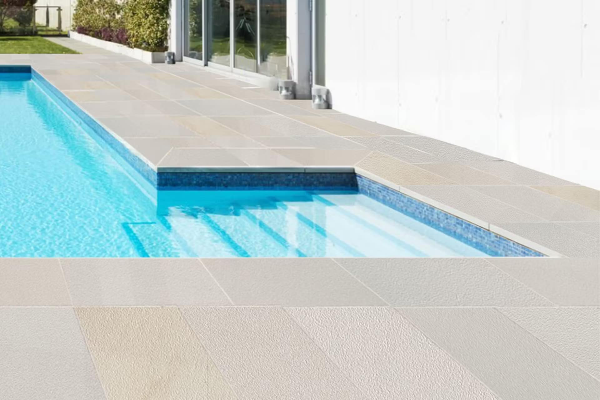 realizzazione piscina moderna con bordo e pavimentazione in quarzite Cream Soft antiscivolo