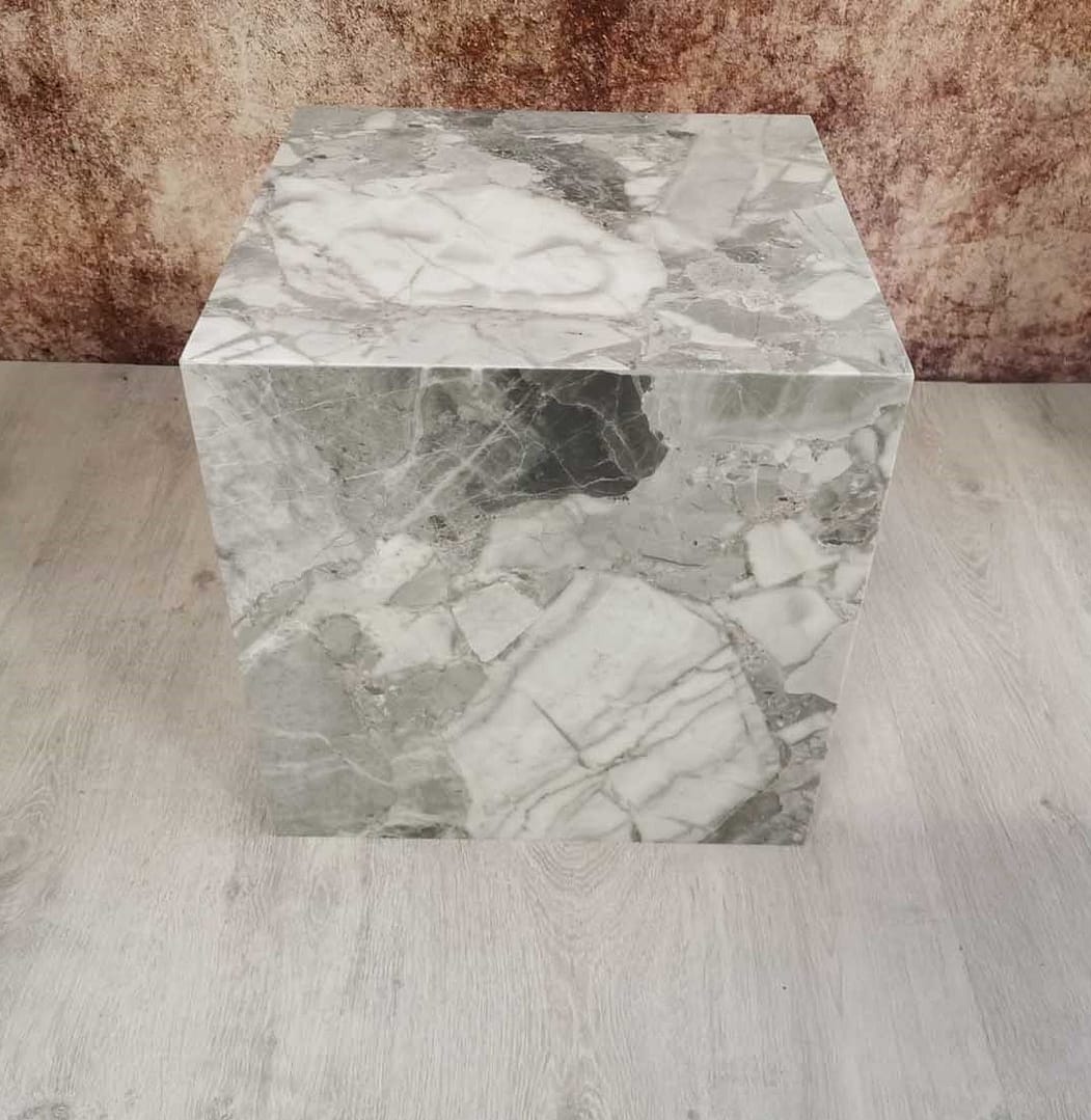 tavolino di design in marmo grigio