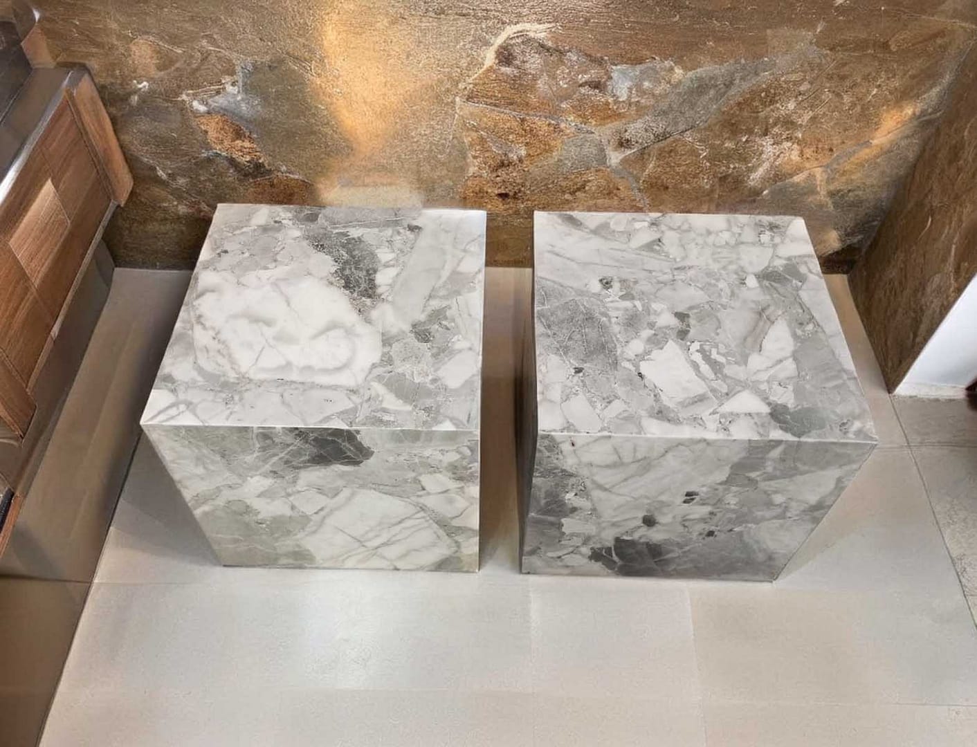 comodini in marmo grigio