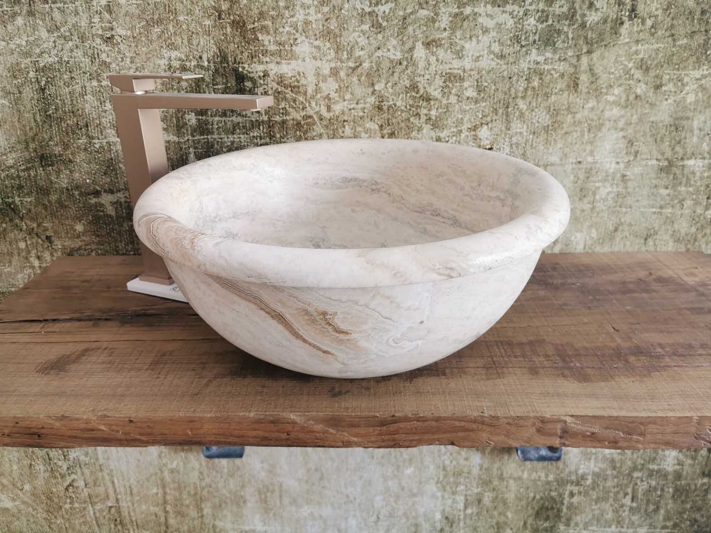 lavandino particolare in marmo travertino