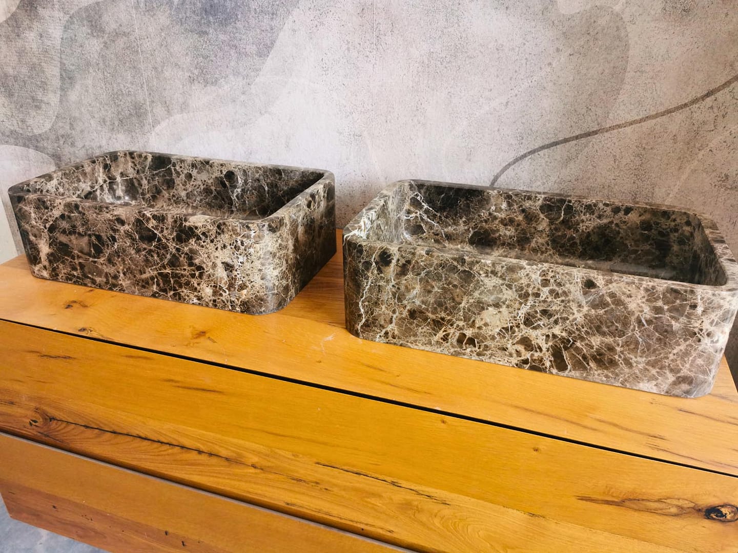 Coppia di lavabi Emperador Dark ripresa da vicino, per evidenziare le sfumature e le venature naturali.