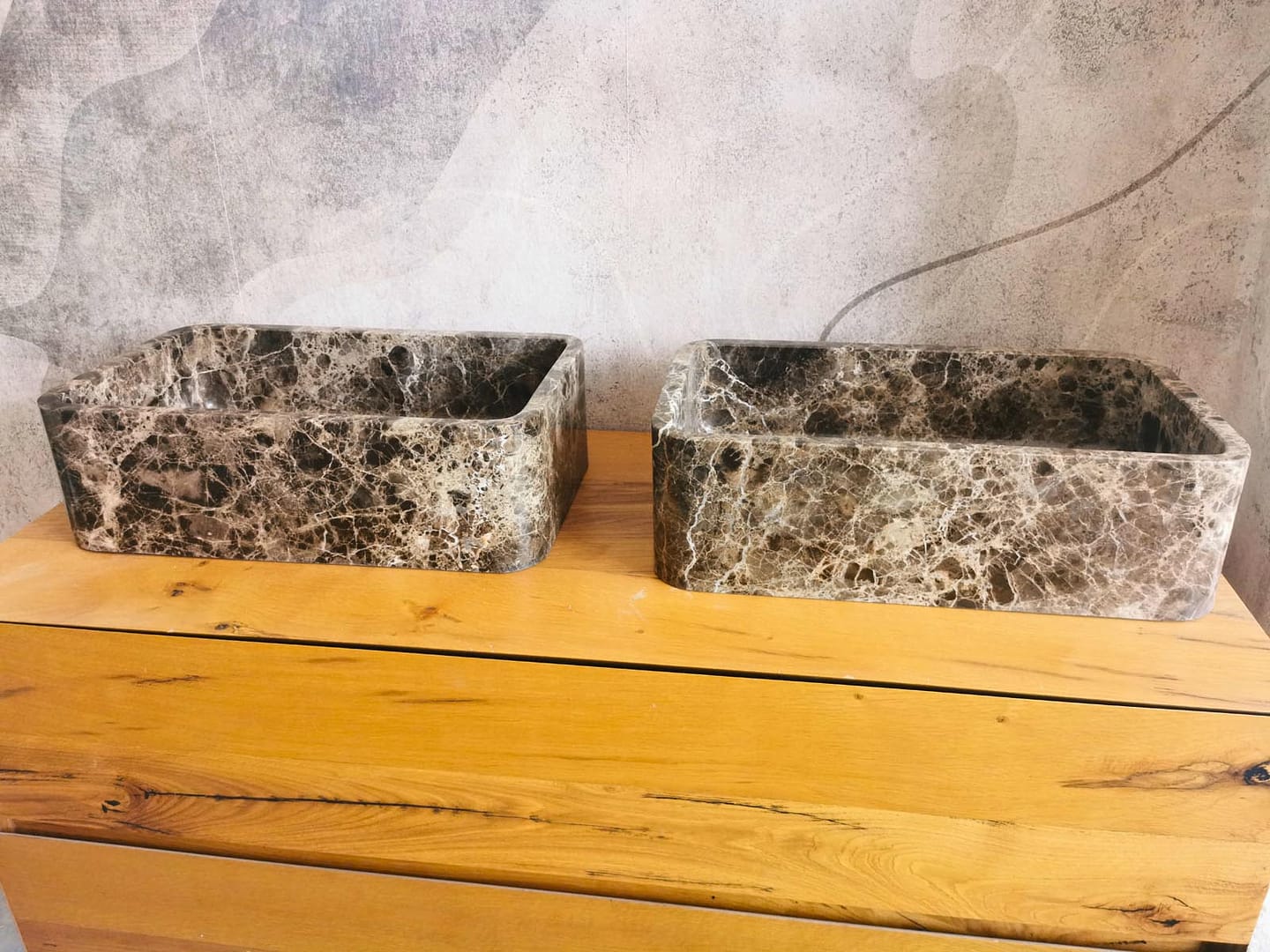 Lavabi rettangolari in Emperador Dark visti frontalmente, con superficie lucida e trama naturale articolata.