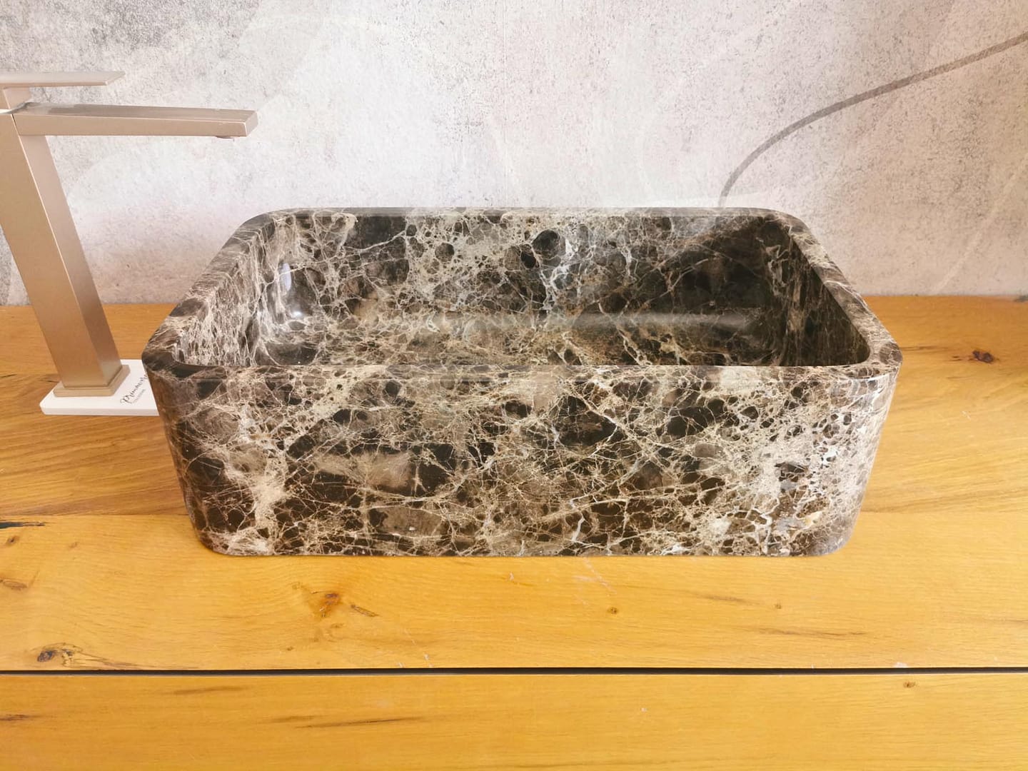 Lavabo da appoggio in Emperador Dark fotografato frontalmente, con forma rettangolare e finitura lucida.