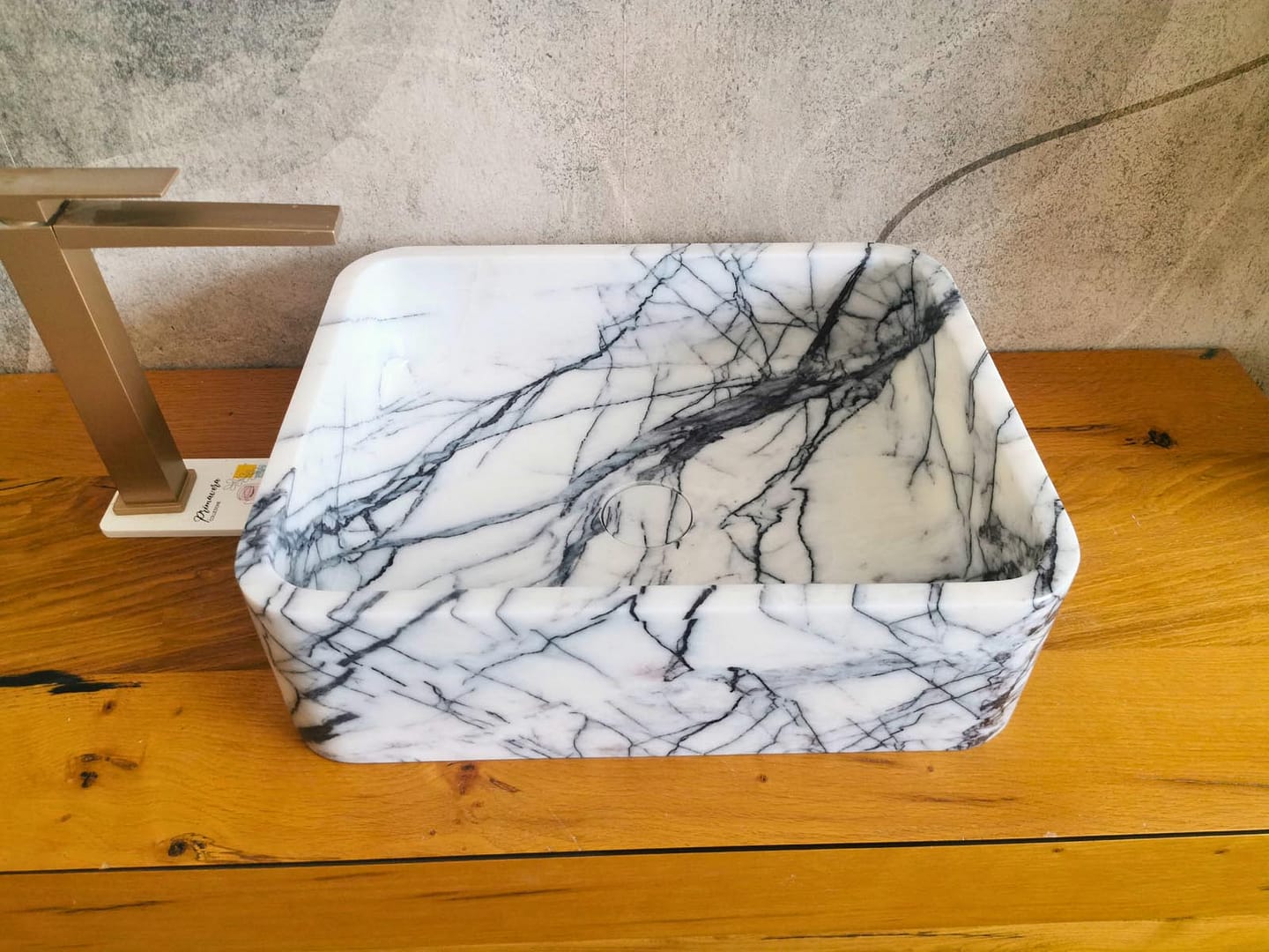 Lavabo da bagno in marmo Lilac con profilo lineare, angoli arrotondati e venature scure irregolari.