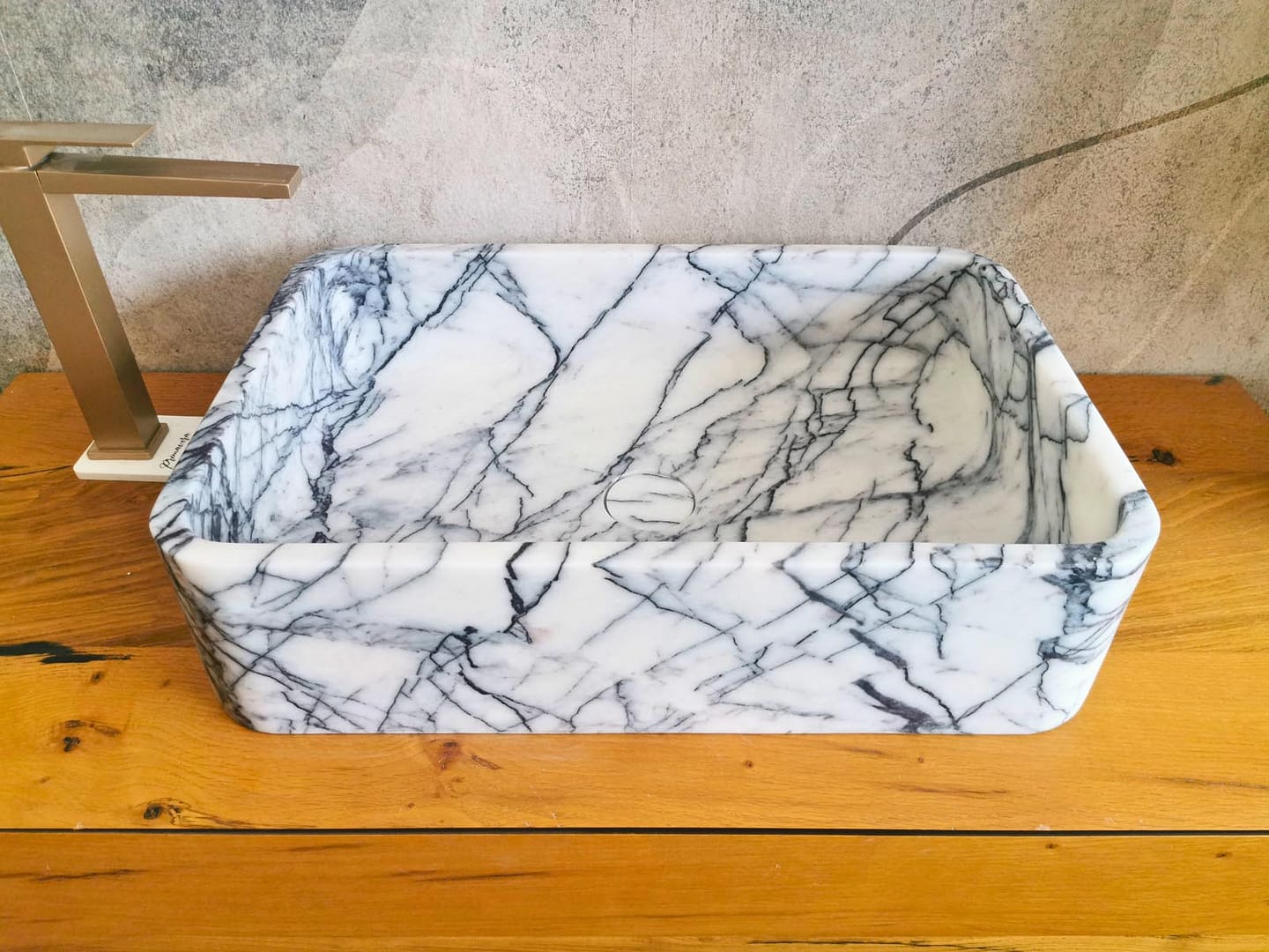 Lavabo rettangolare Lilac osservato di tre quarti, con ampia vasca e superficie accuratamente levigata.