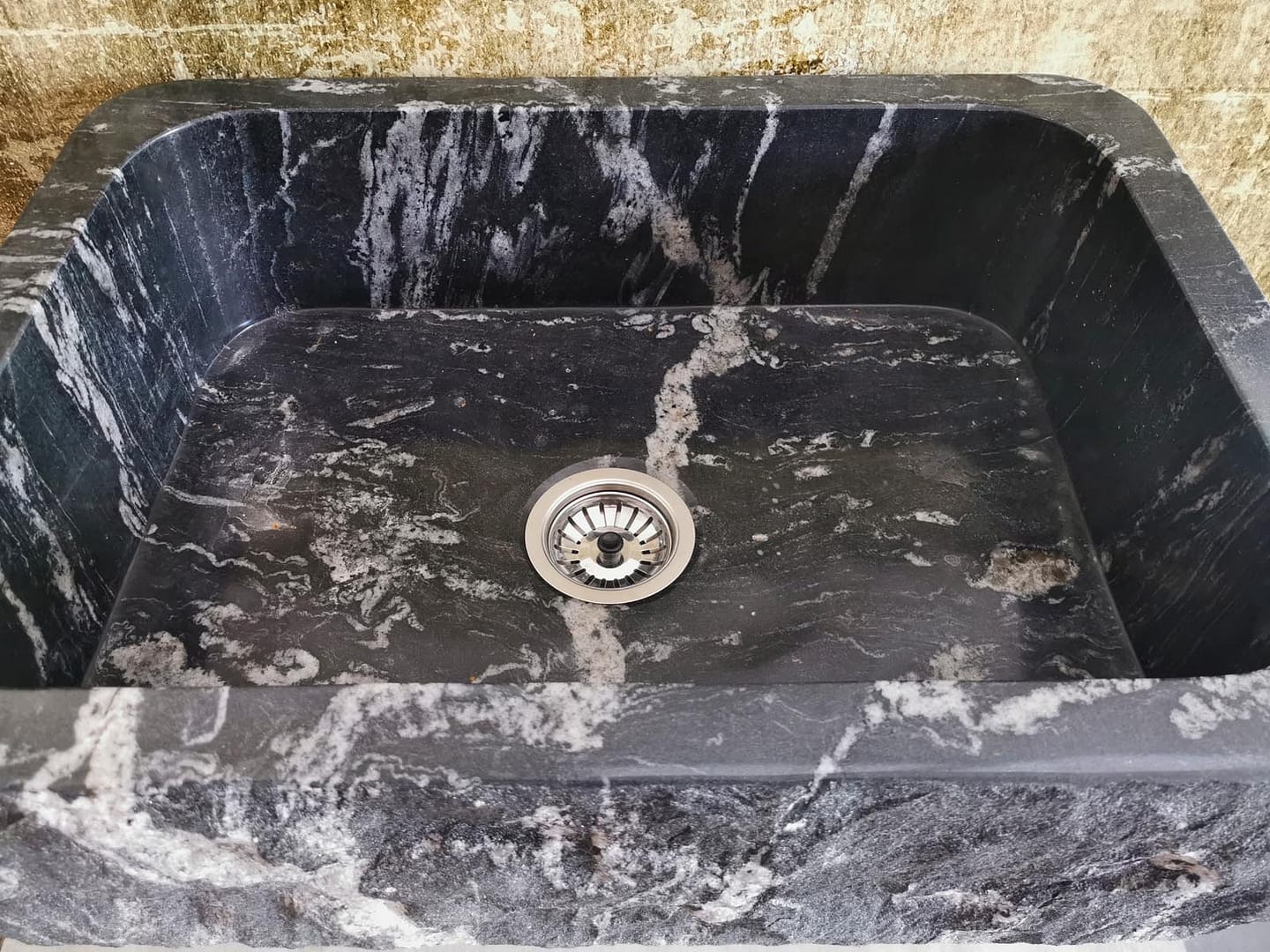 lavello di design da appoggio in granito nero grezzo