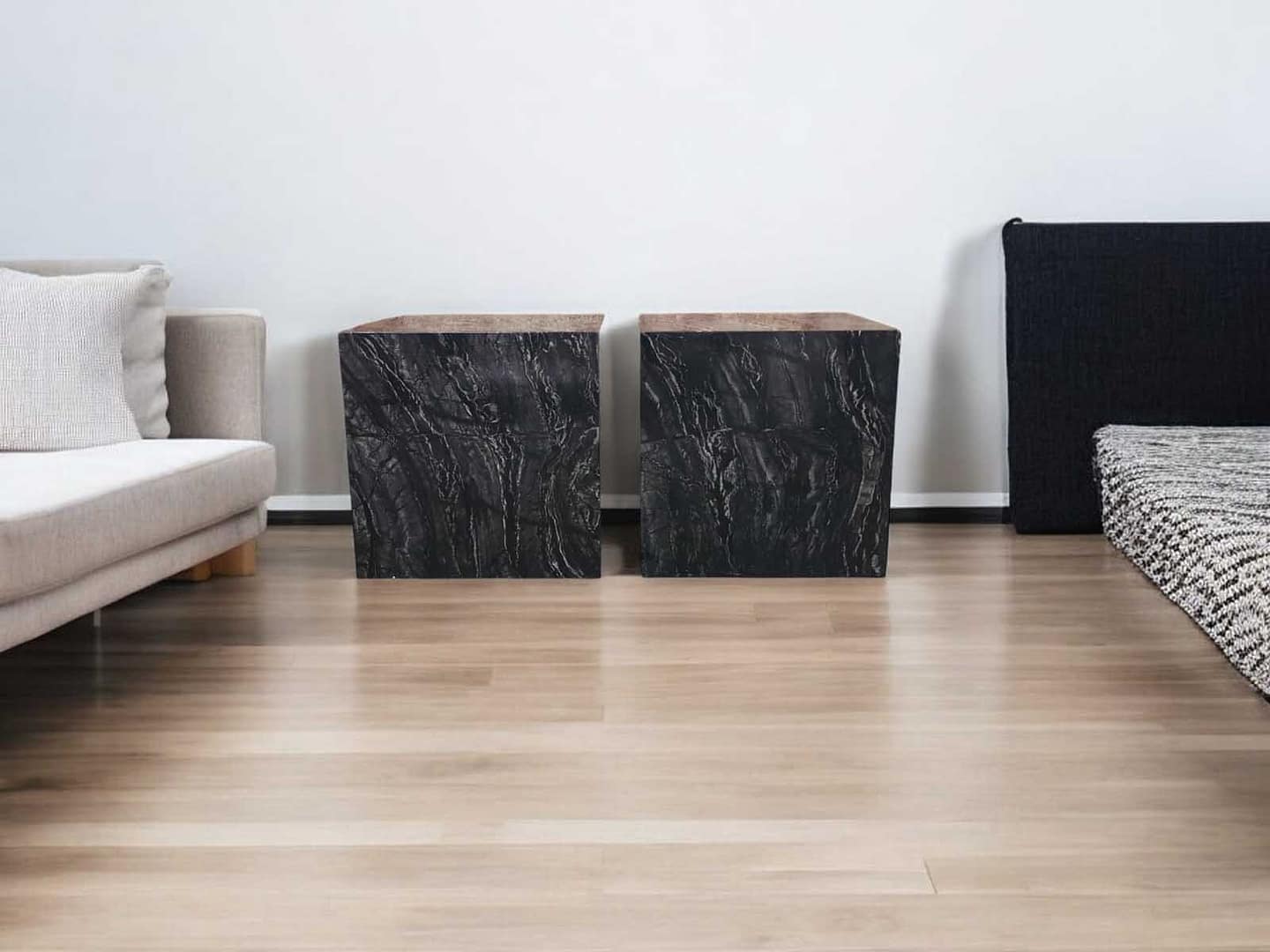 comodini in marmo nero
