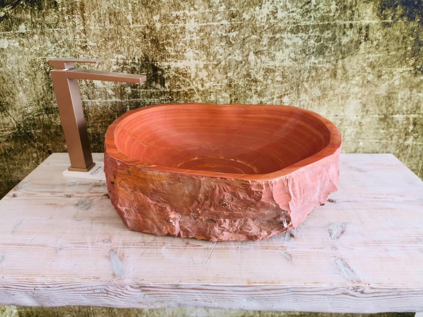 Lavabo in marmo grezzo con texture naturale