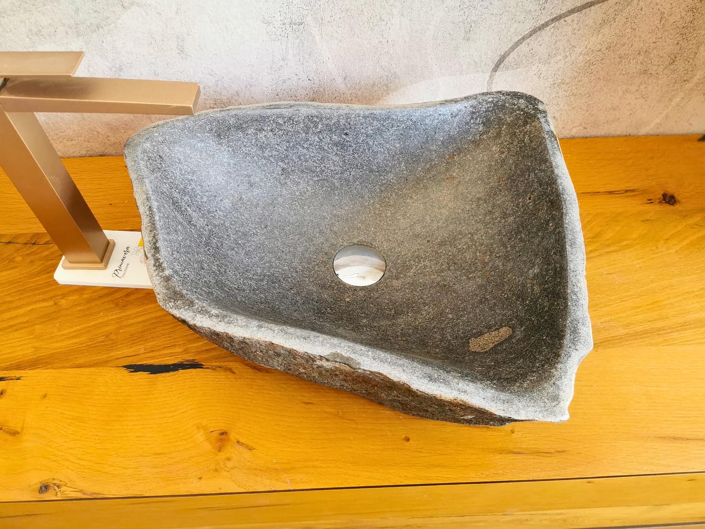 lavabo in pietra da appoggio