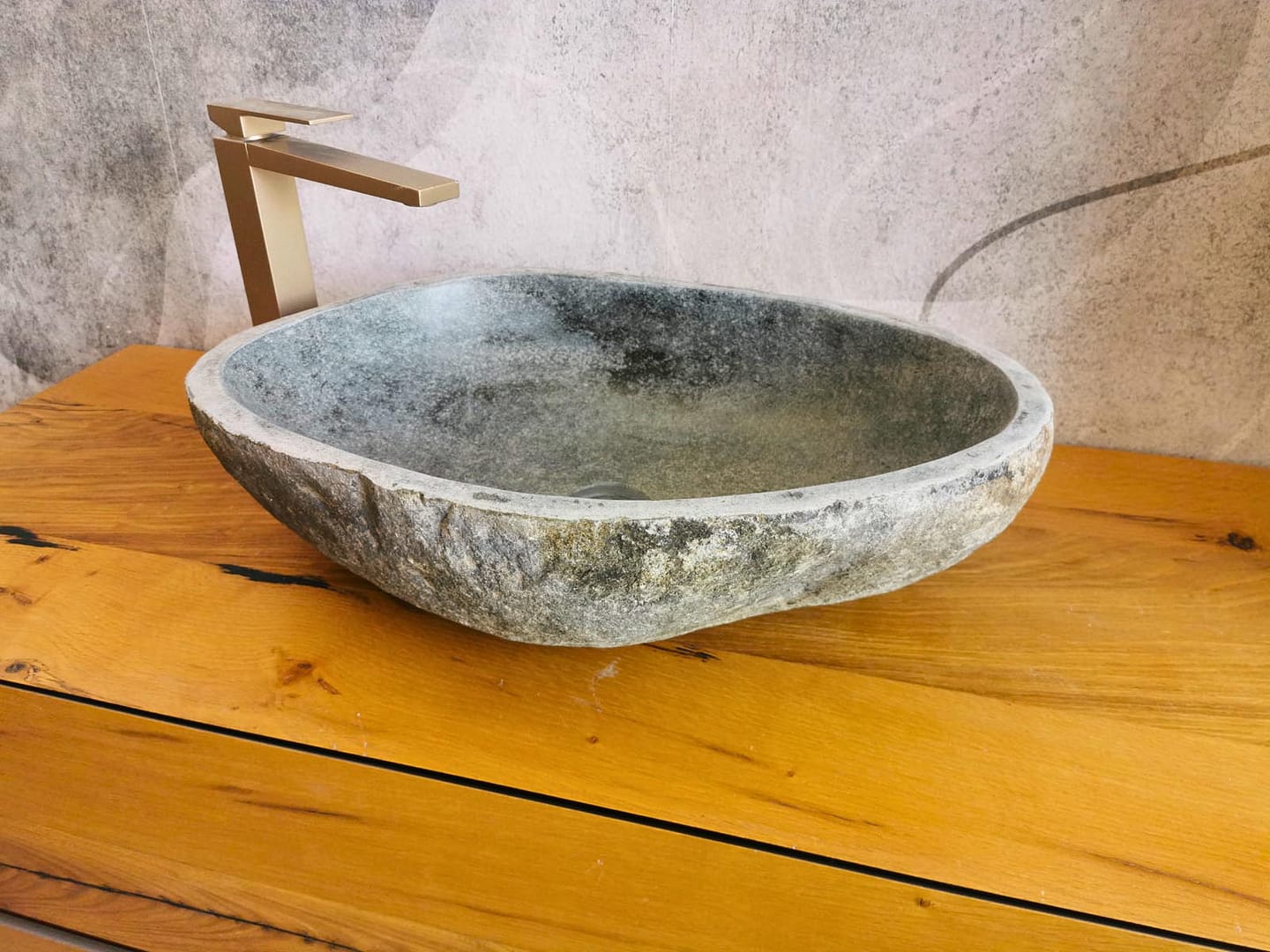 lavabo in pietra grezza