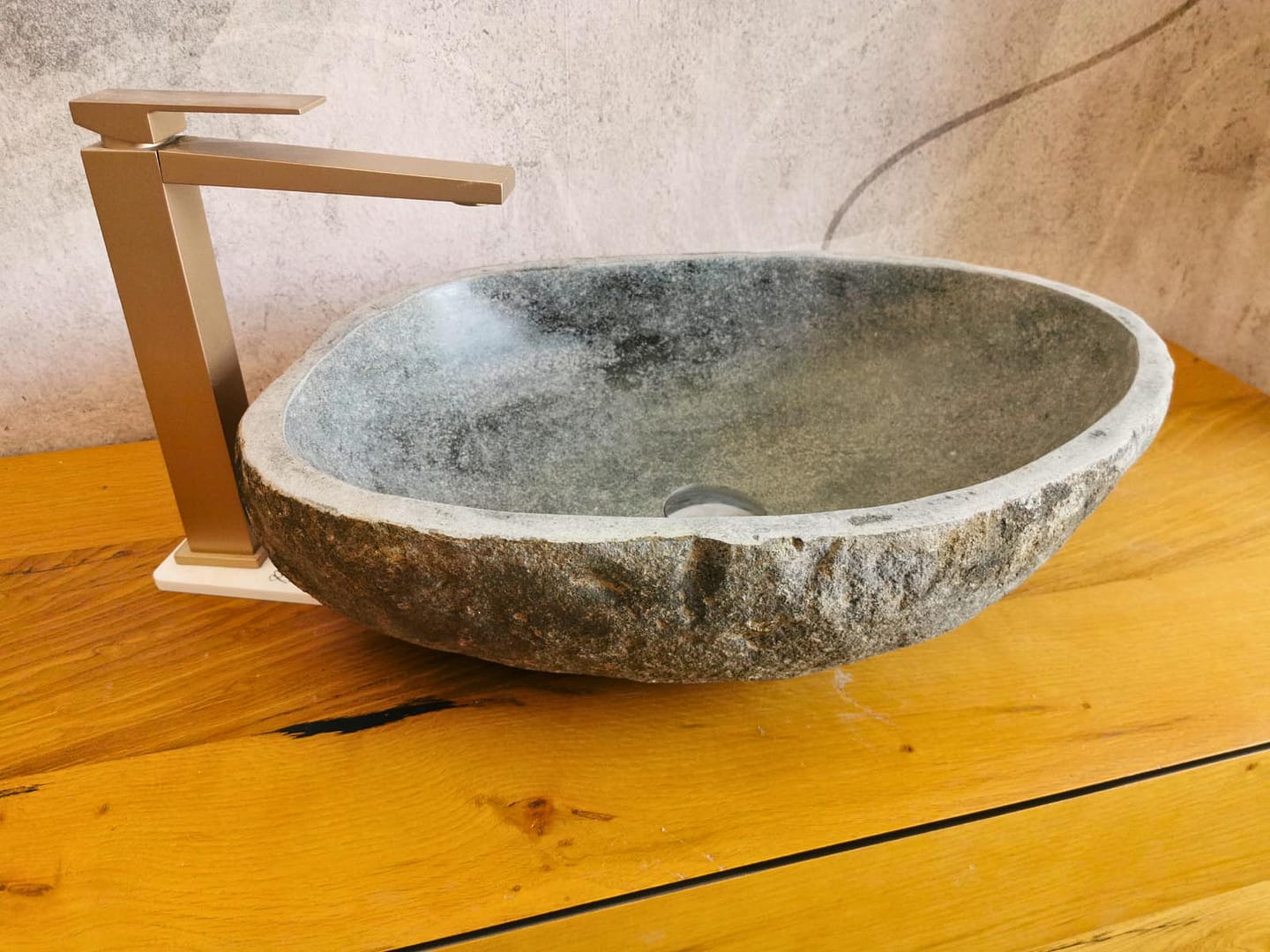 lavabo in pietra levigata