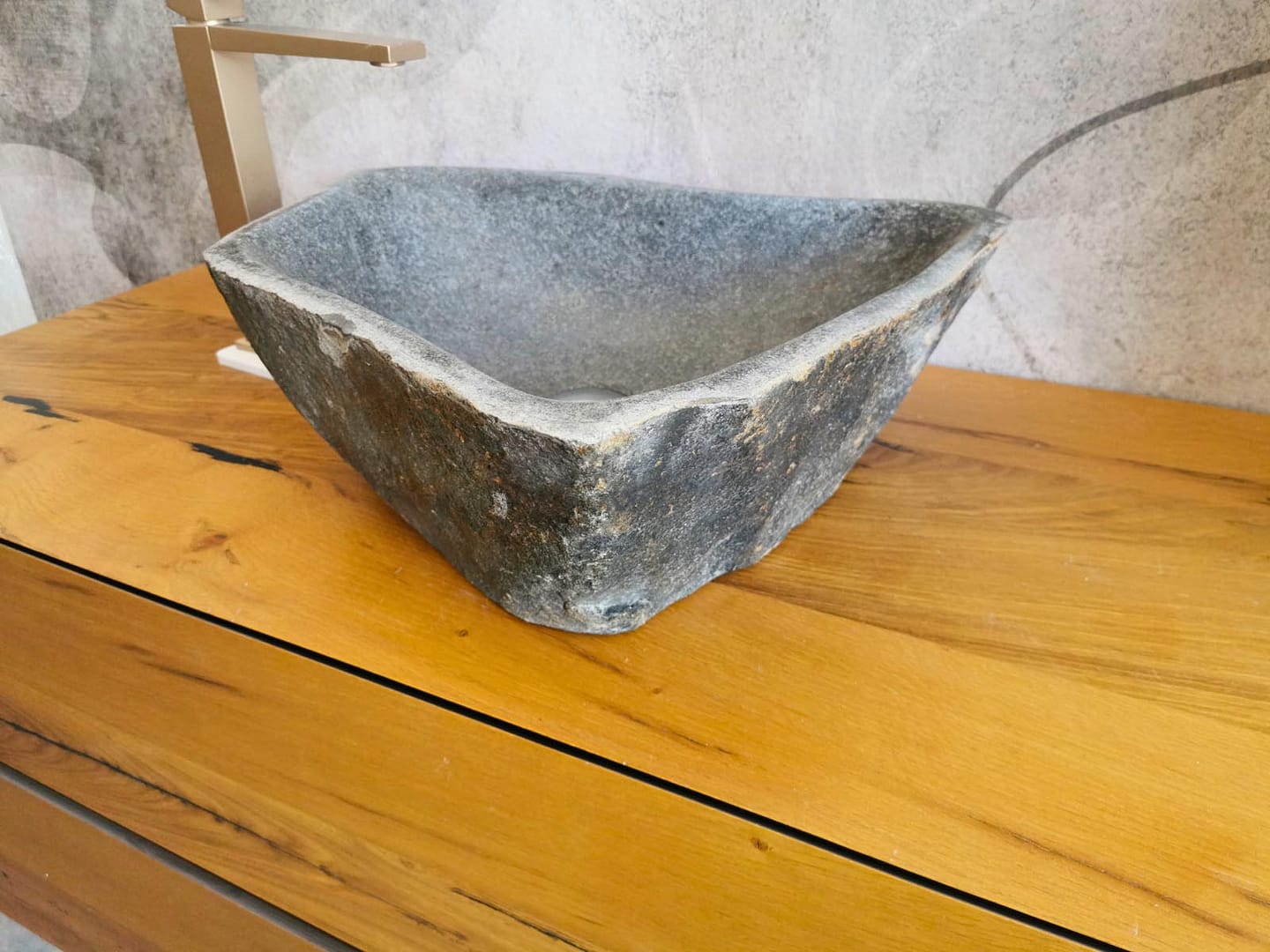 lavabo in pietra naturale da appoggio