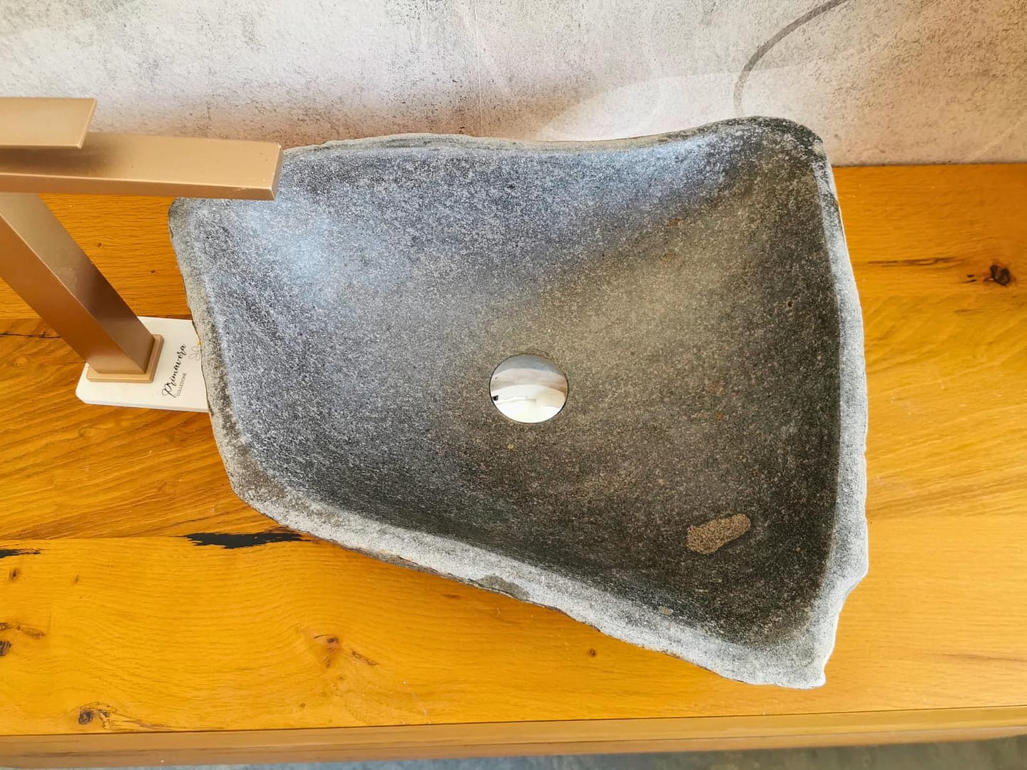 lavabo in pietra per bagno moderno