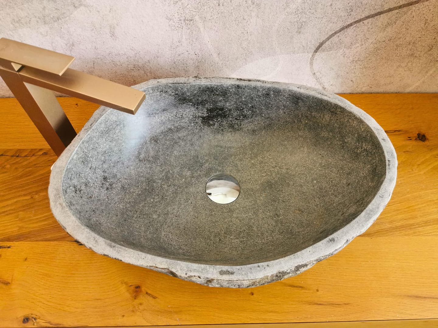 lavabo in pietra scolpita