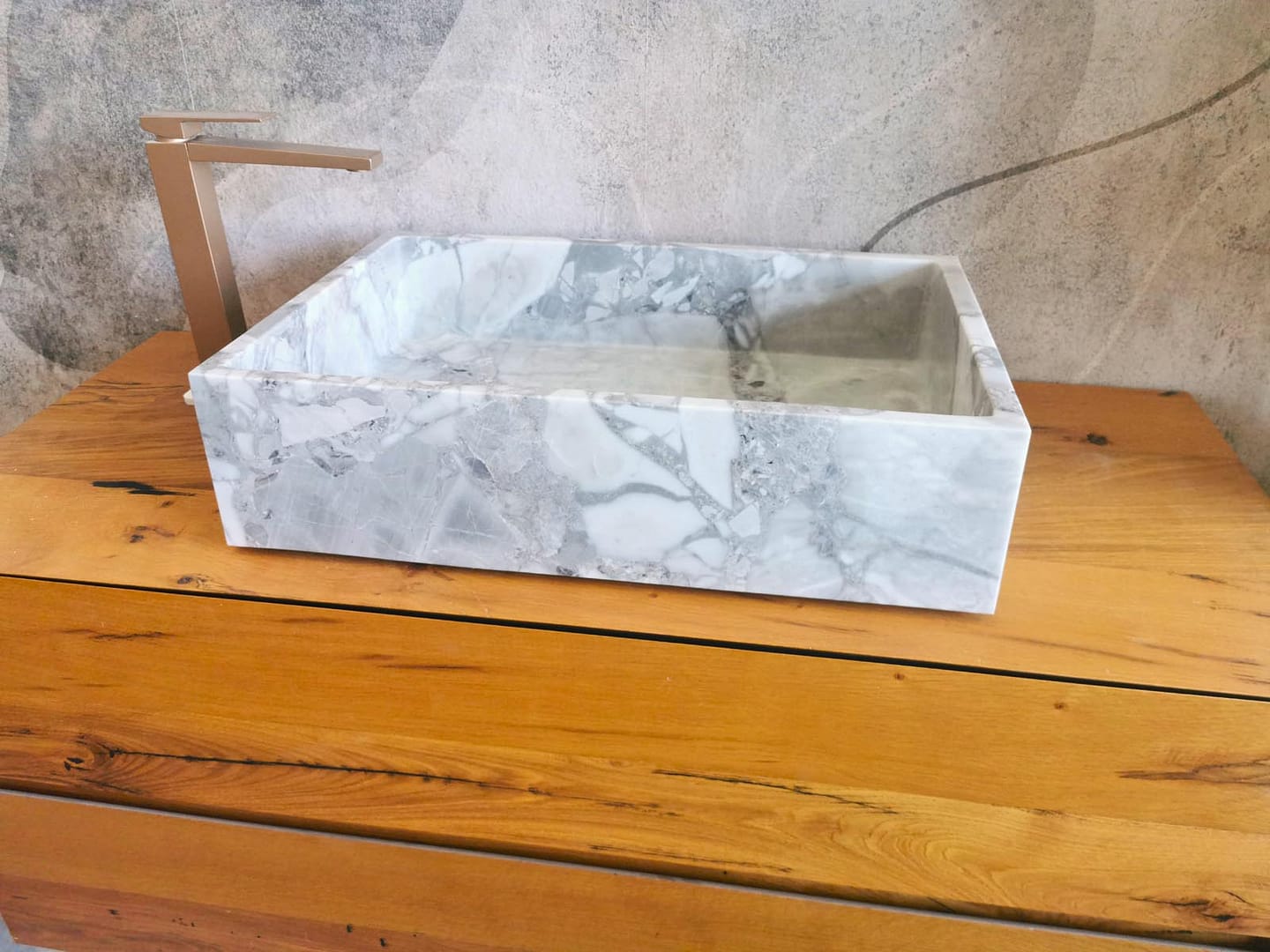 lavabo moderno da bagno in marmo grigio