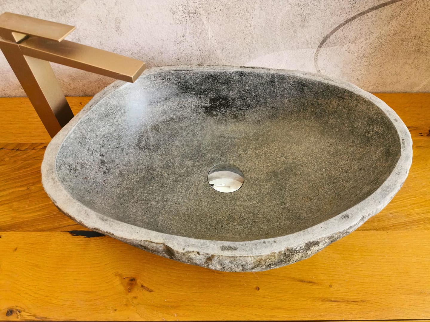 lavabo moderno in pietra