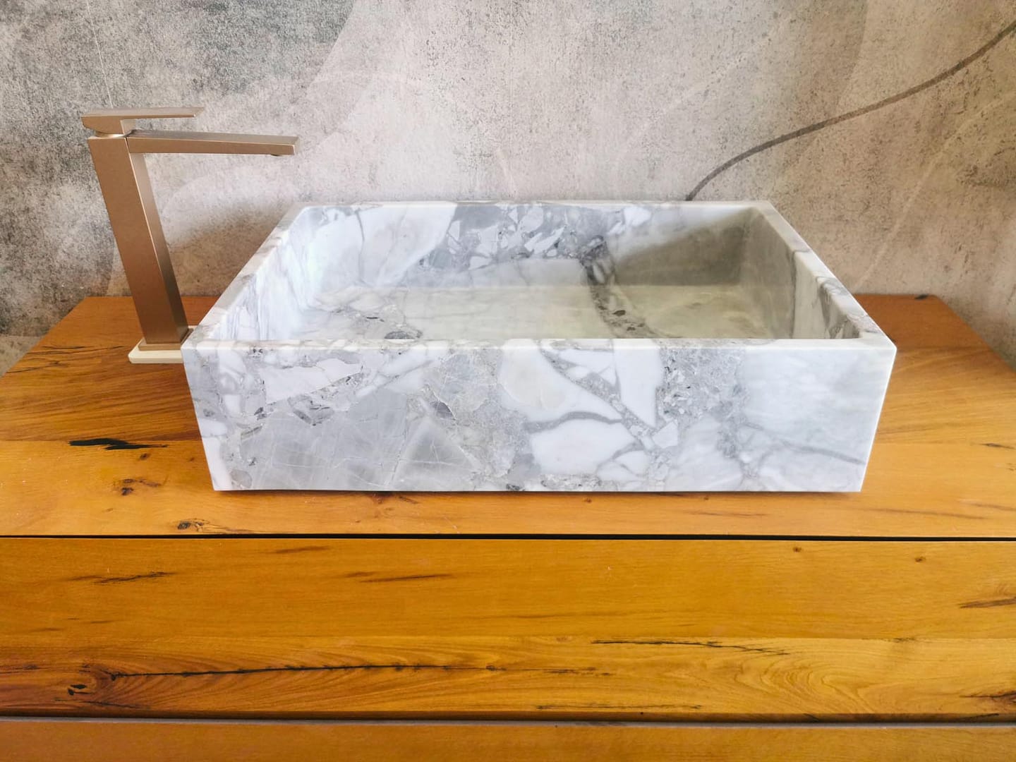 lavandino di design per bagno in marmo grigio