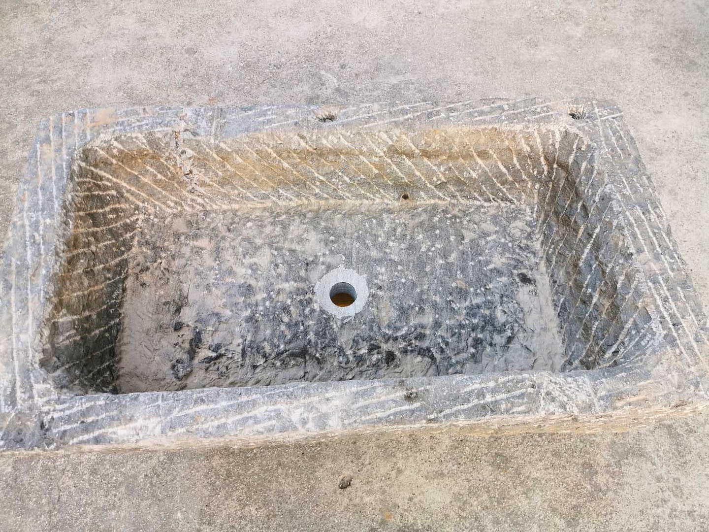 lavabo in granito vecchio