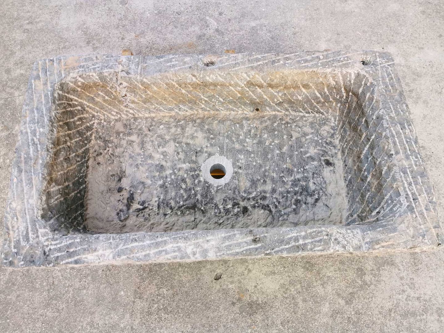 lavandino vecchio da esterno in pietra