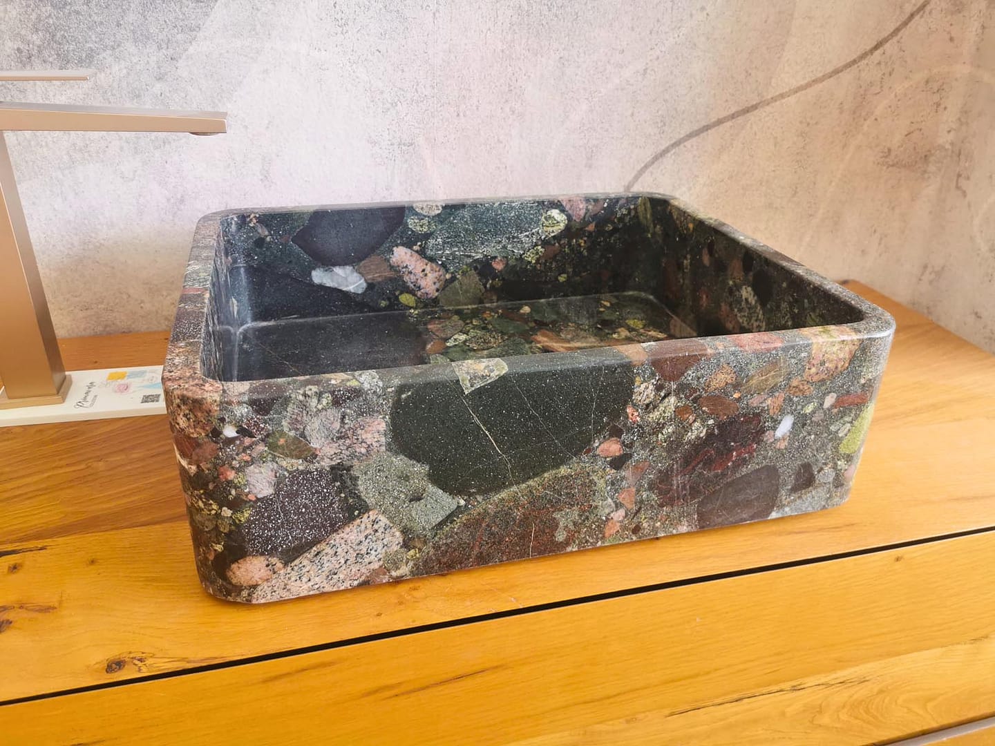 lavandino per bagno in granito particolare