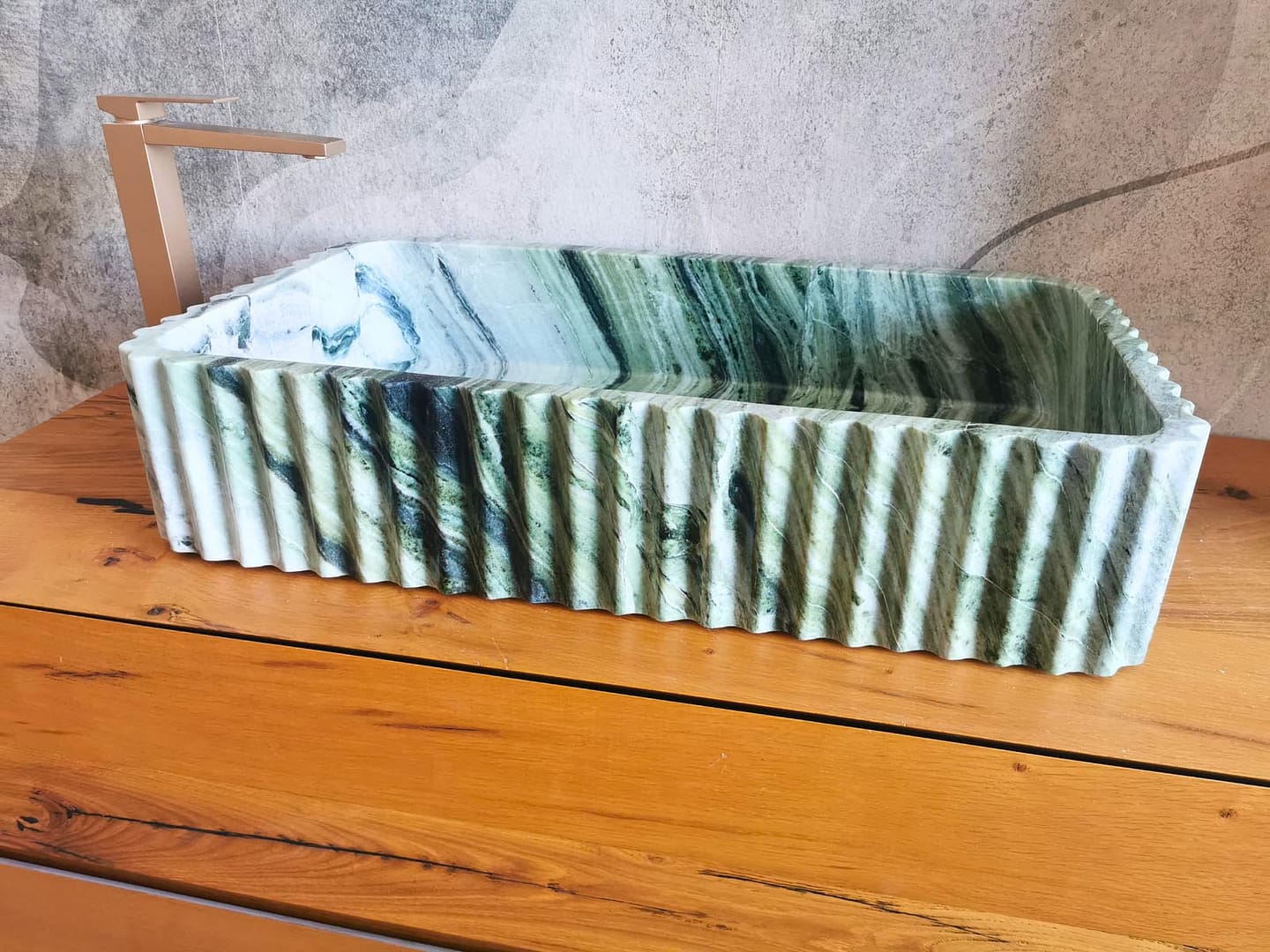 lavabo da appoggio in marmo verde sangrilla