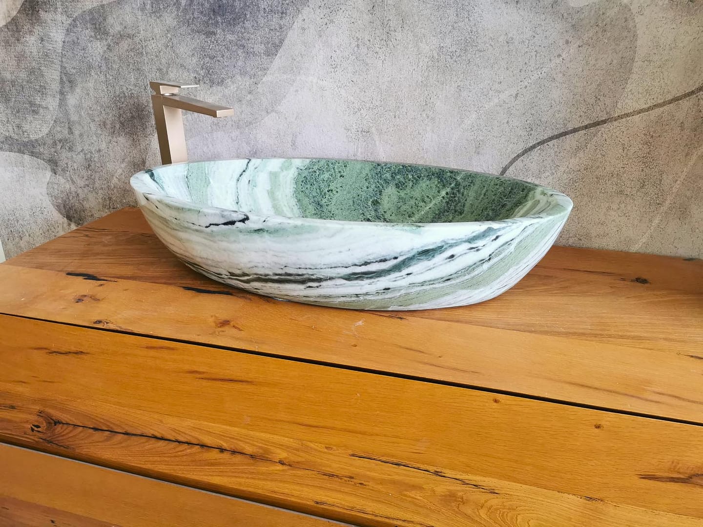 lavabo da appoggio particolare in marmo verde