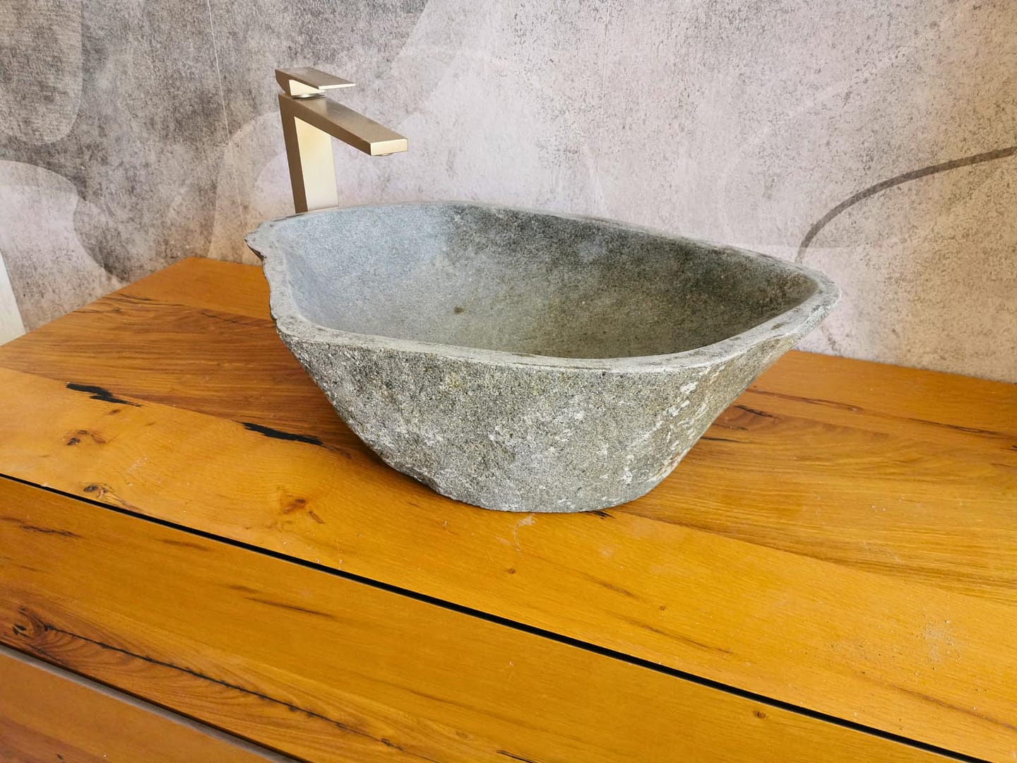 Immagine autentica di lavabo in pietra da appoggio, valorizzato da venature, sfumature e dettagli naturali.