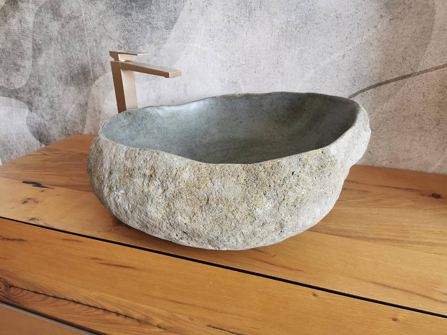 Immagine reale di lavabi da appoggio in pietra di fiume per bagno moderno, rustico o in stile naturale.