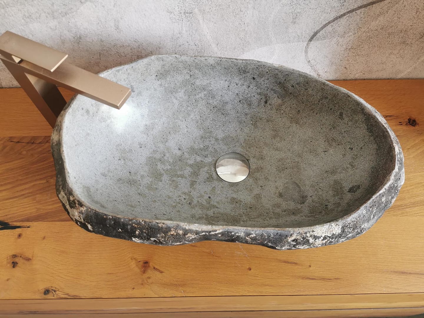 Immagine reale di lavabi da appoggio in pietra di fiume per progetti bagno rustici, country, outdoor coperti o spa naturali.