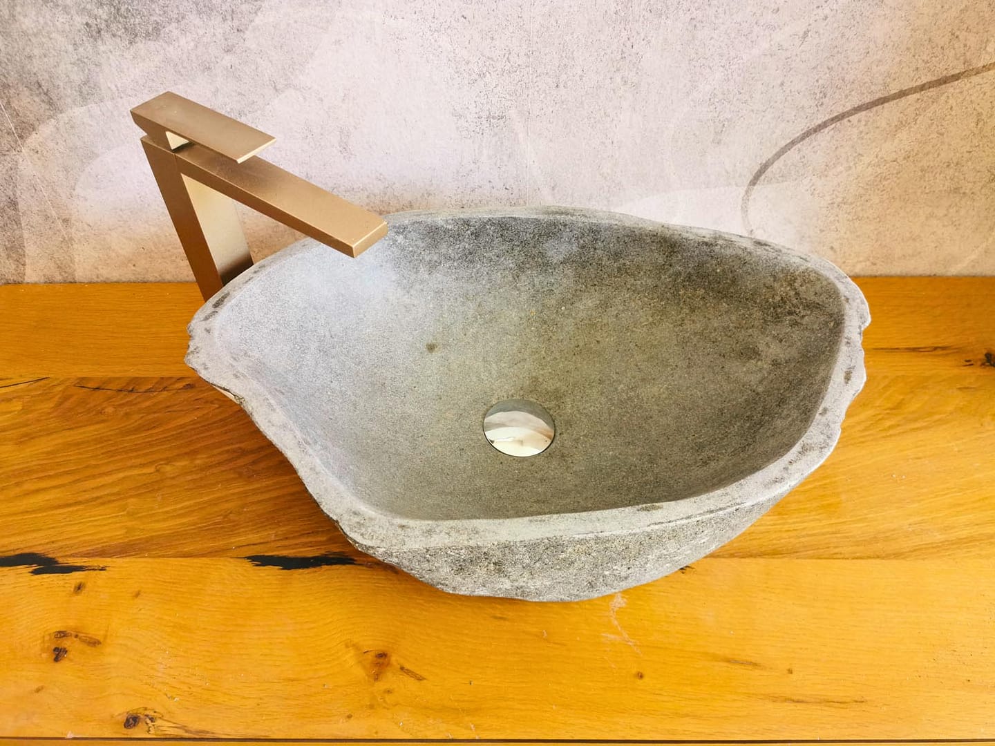 Immagine reale di lavabo in pietra naturale per bagno elegante, spa, villa, hotel o progetto di interior design.