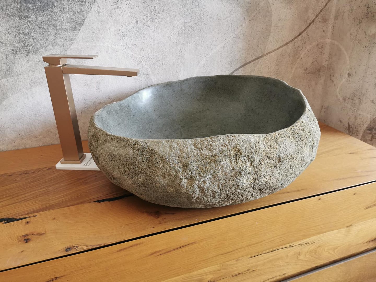 Lavabi da appoggio in pietra di fiume con forma unica, perfetti per arredare bagni in pietra, legno o materiali naturali.