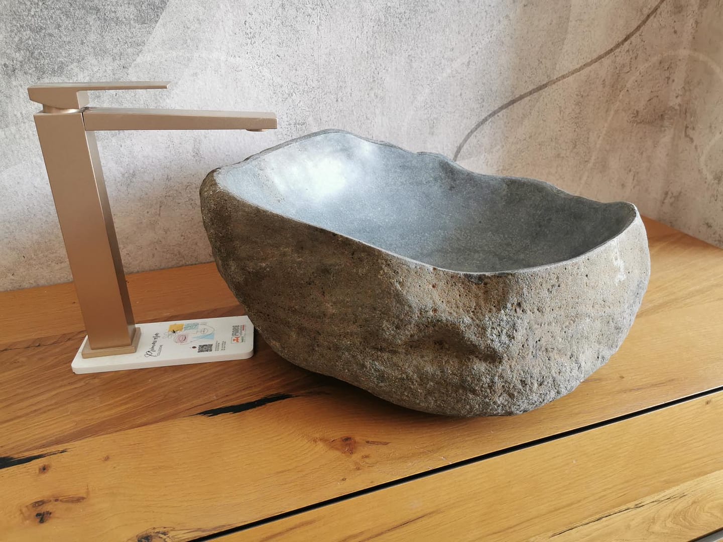 Lavabi da appoggio in pietra di fiume con forme sempre diverse, ideali per creare un bagno unico e naturale.