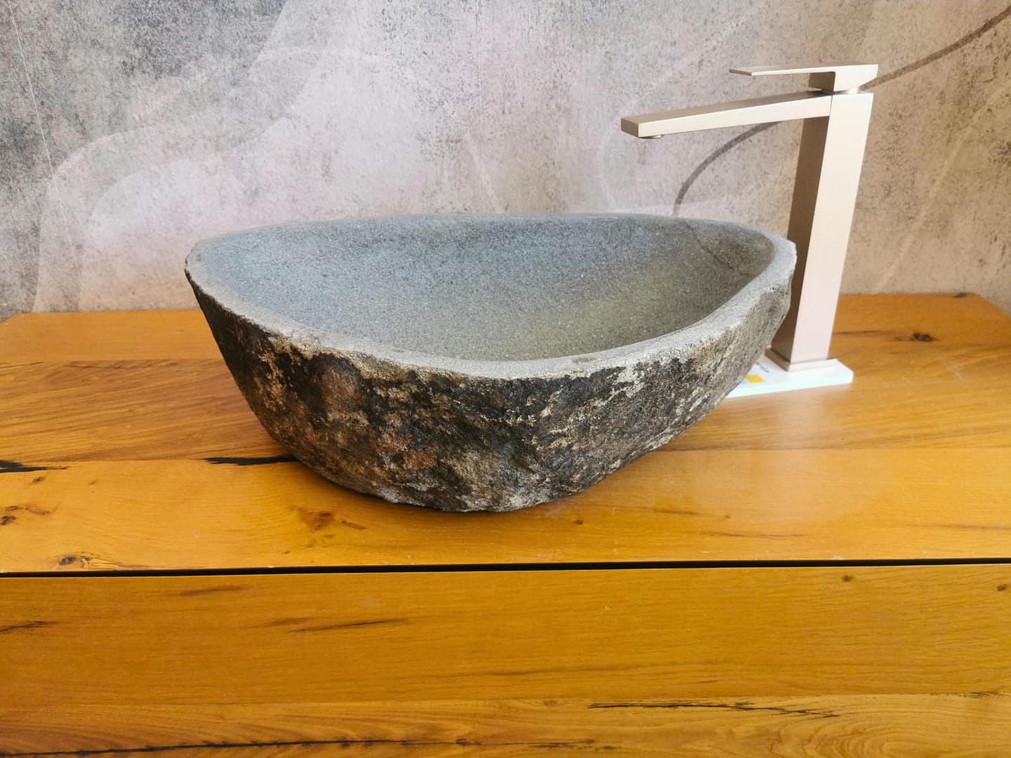 lavabo in pietra di fiume