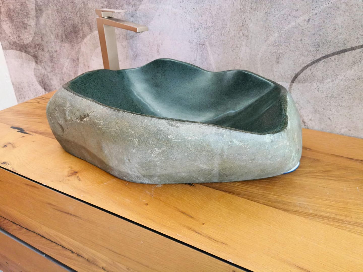 lavabo verde chiaro forma libera vista laterale